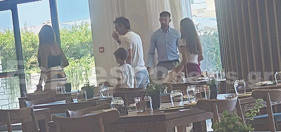 Ο Φίλιππος Μιχόπουλος με την Κωνσταντίνα Ευρυπίδου και τα παιδιά τους στην Πάφο
