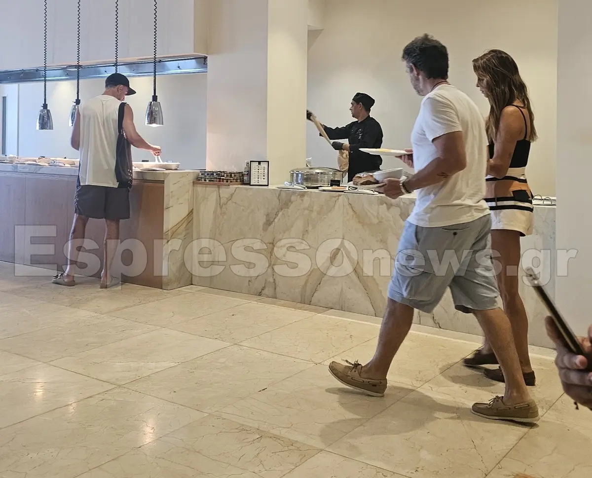 Ο Φίλιππος Μιχόπουλος με την Κωνσταντίνα Ευρυπίδου και τα παιδιά τους στην Πάφο