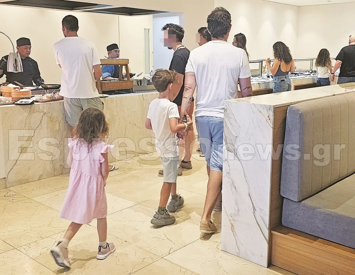 Ο Φίλιππος Μιχόπουλος με την Κωνσταντίνα Ευρυπίδου και τα παιδιά τους στην Πάφο