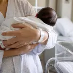 Συναγερμός για το δημογραφικό: Η Ελλάδα γεννά σχεδόν τα μισά παιδιά σε σχέση με το 2009