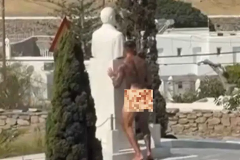 Influencer ασέλγησε στην προτομή του Καραμανλή