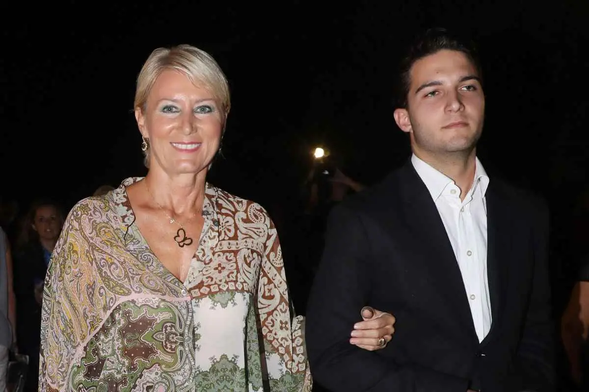 Μητέρα και γιος καταγράφηκαν να περπατούν στα πολυσύχναστα σοκάκια των Ματογιαννίων.