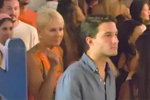 Νατάσα Παζαΐτη: Βόλτα στα Ματογιάννια με τον 23χρονο γιο της, Αλέξανδρο
