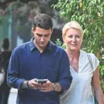 Νατάσα Παζαΐτη: Βόλτα στο κέντρο της Αθήνας με τον γιο της