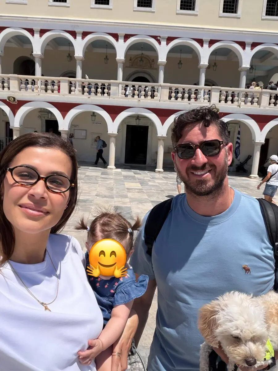Η Νεσχάν Μουλαζίμ στην Τήνο με την κόρη και τον σύζυγό της