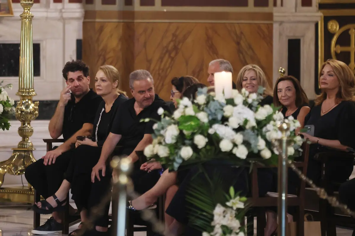 Συντετριμμένη η Νίκη Παλληκαράκη στο τελευταίο αντίο της Μάρως Κοντού