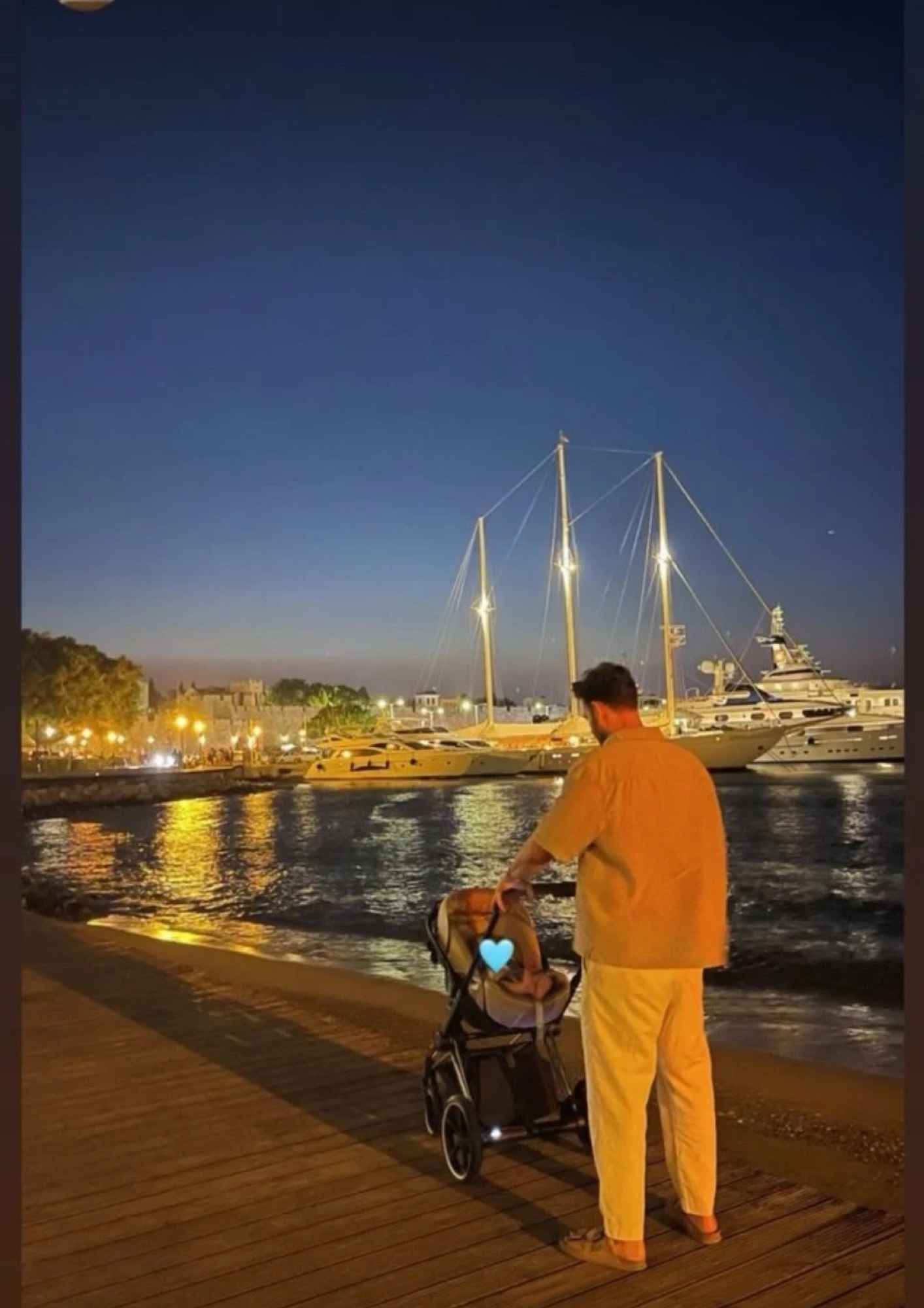 Ο Νίκος Πολυδερόπουλος στη Ρόδο με τη Βαλασία Συμιακού και τον γιο τους