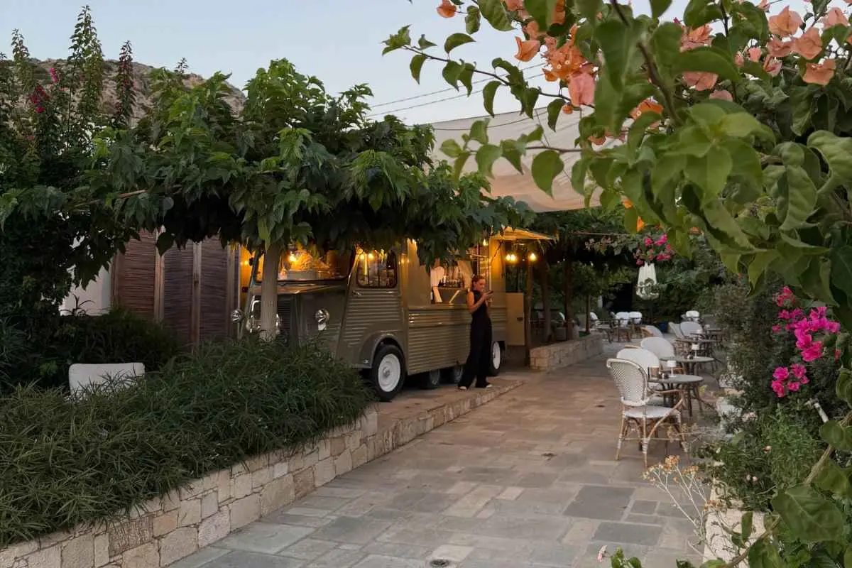 Η Ντόρα Μακρυγιάννη έκανε πραγματικότητα το όνειρό της, ανοίγοντας τη δική της καντίνα στη Σχοινούσα.