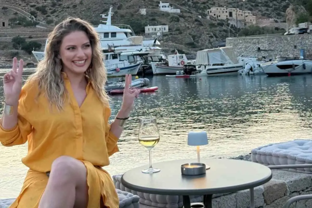 Η Ντόρα Μακρυγιάννη στη Σχοινούσα