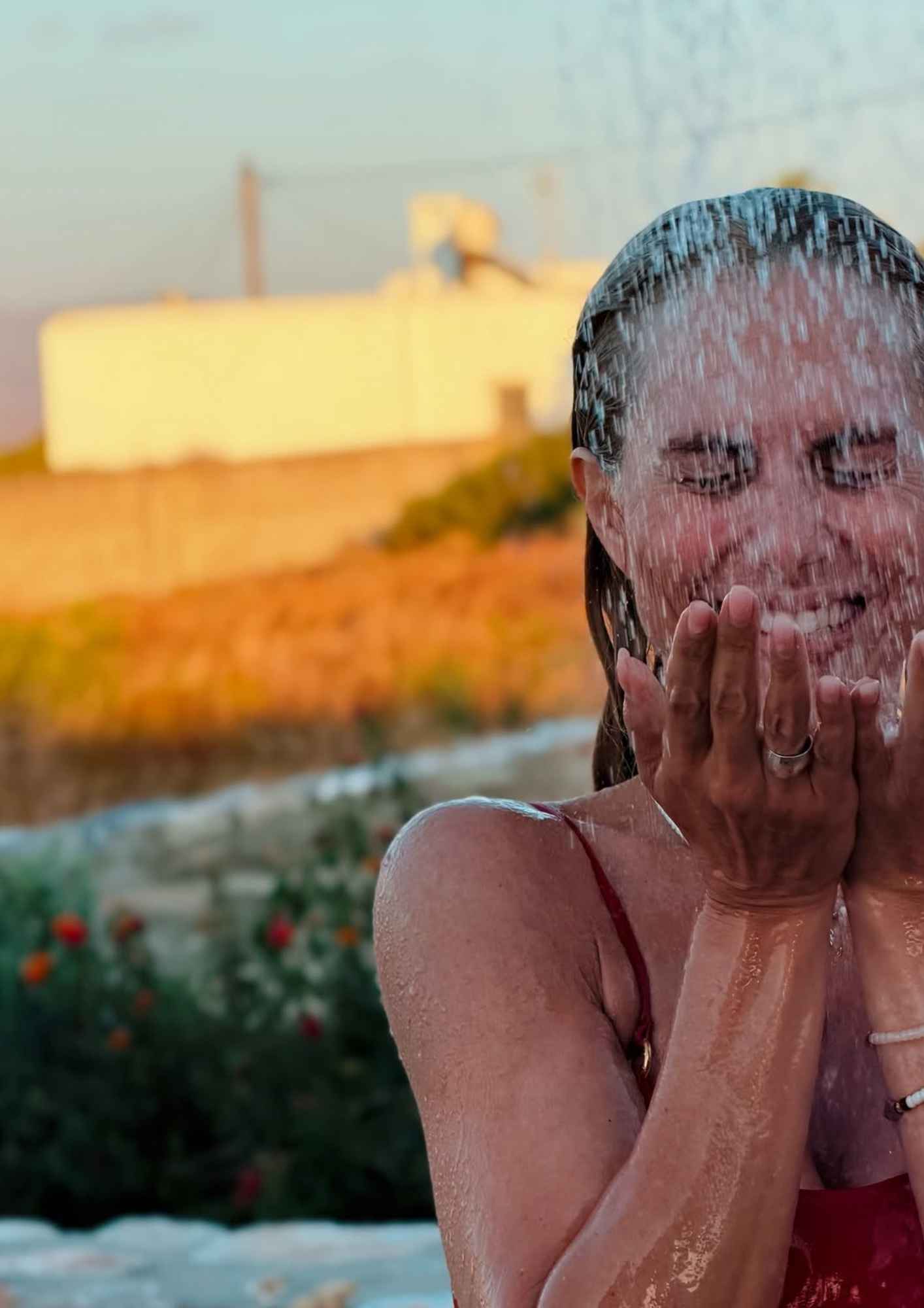 Η Ντορέττα Παπαδημητρίου απόλαυσε ένα υπαίθριο ντους φορώντας το κατακόκκινο μπικίνι της.