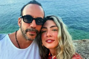 Αυτός είναι ο πεθερός του Μουζουράκη – Δείτε τον να ποζάρει με τον γιο του τραγουδιστή