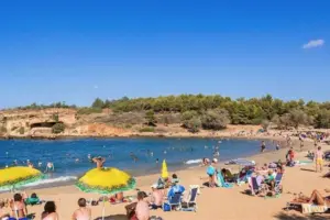 Καιρός: Το καλοκαίρι δείχνει τα δόντια του - Υψηλές θερμοκρασίες και δυνατοί άνεμοι