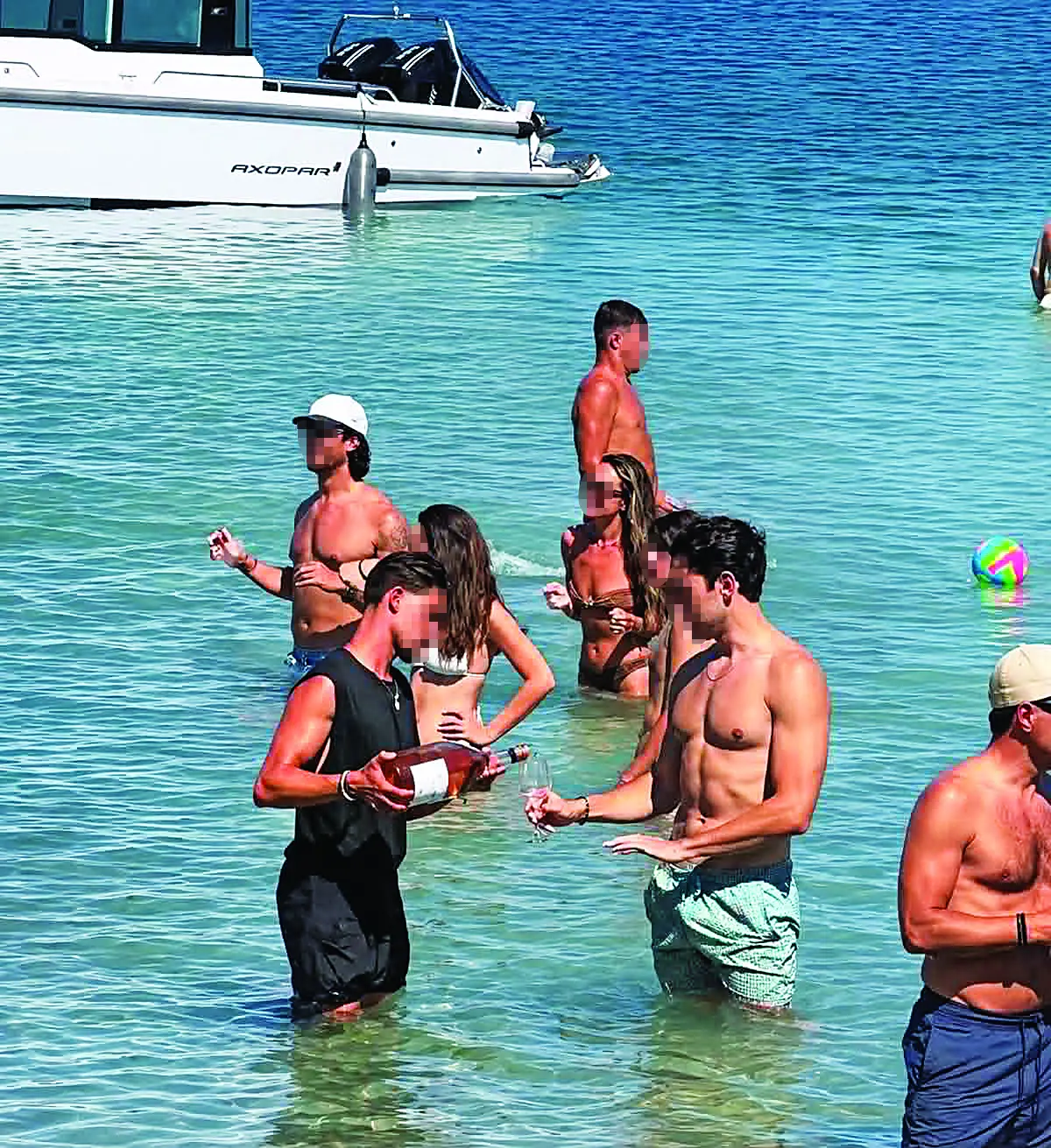 Σερβιτόρος στην Πάρο μπαίνει στη θάλασσα για να σερβίρει λουόμενους
