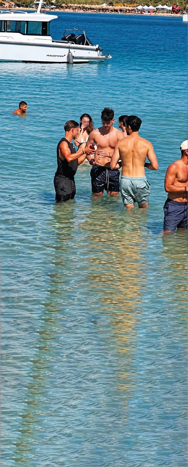 Σερβιτόρος στην Πάρο μπαίνει στη θάλασσα για να σερβίρει λουόμενους