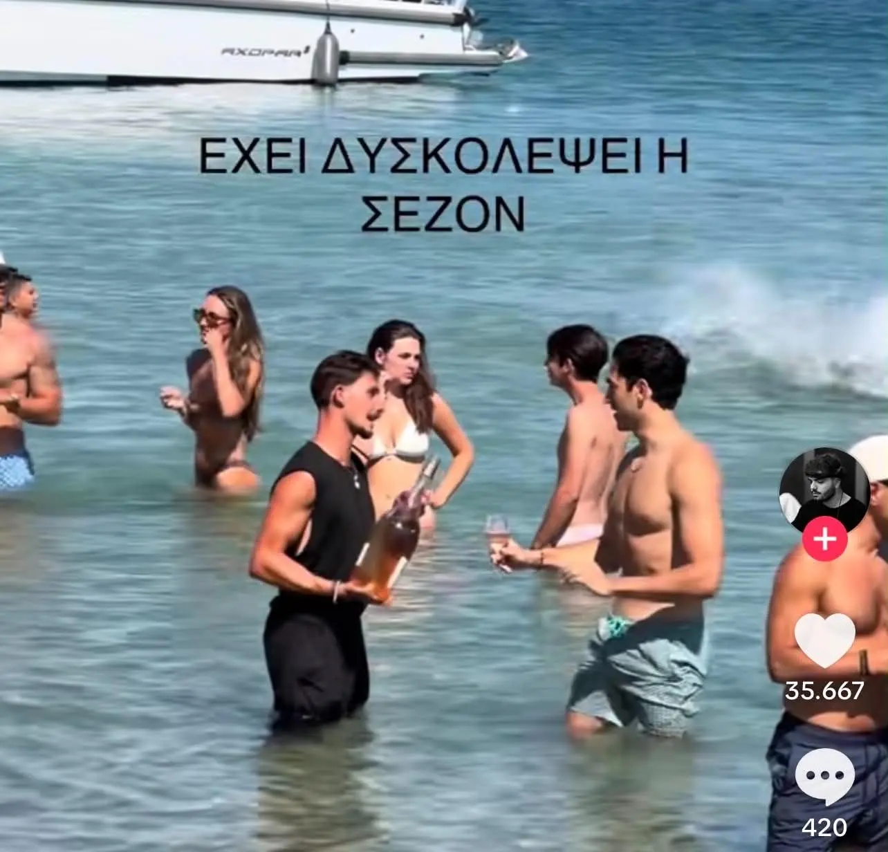 Σερβιτόρος στην Πάρο μπαίνει στη θάλασσα για να σερβίρει λουόμενους