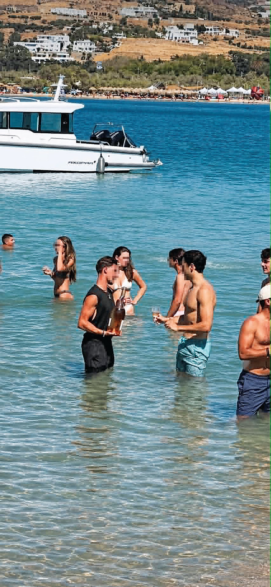 Σερβιτόρος στην Πάρο μπαίνει στη θάλασσα για να σερβίρει λουόμενους