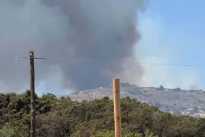 Πάρος: Νέα αναζωπύρωση κοντά στην Τρυπητή – Μήνυμα εκκένωσης από το 112