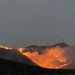 Μάχη με τις φλόγες στην Πάρο – Κοντά σε σπίτια οι φλόγες