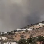 Μάχη με τις φλόγες στην Πάρο – Κοντά σε σπίτια οι φλόγες
