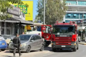 Συναγερμός στα Πατήσια: Φωτιά κοντά σε αποθήκη ξυλείας και πρατήριο καυσίμων