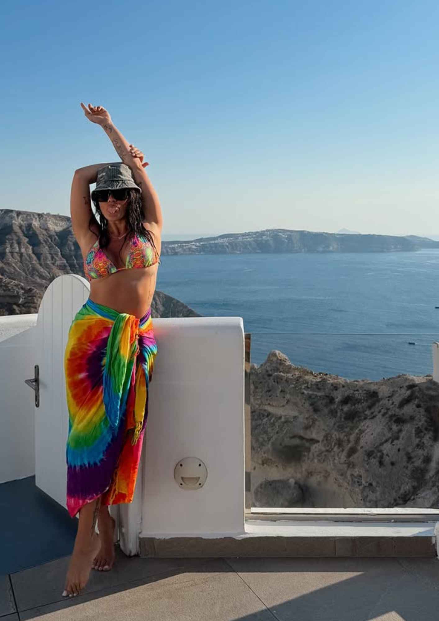 Η θέα προς τη θάλασσα από το δωμάτιο της Κόνι Μεταξά στη Σαντορίνη Η θέα προς τη θάλασσα από το δωμάτιο της Κόνι Μεταξά στη Σαντορίνη
