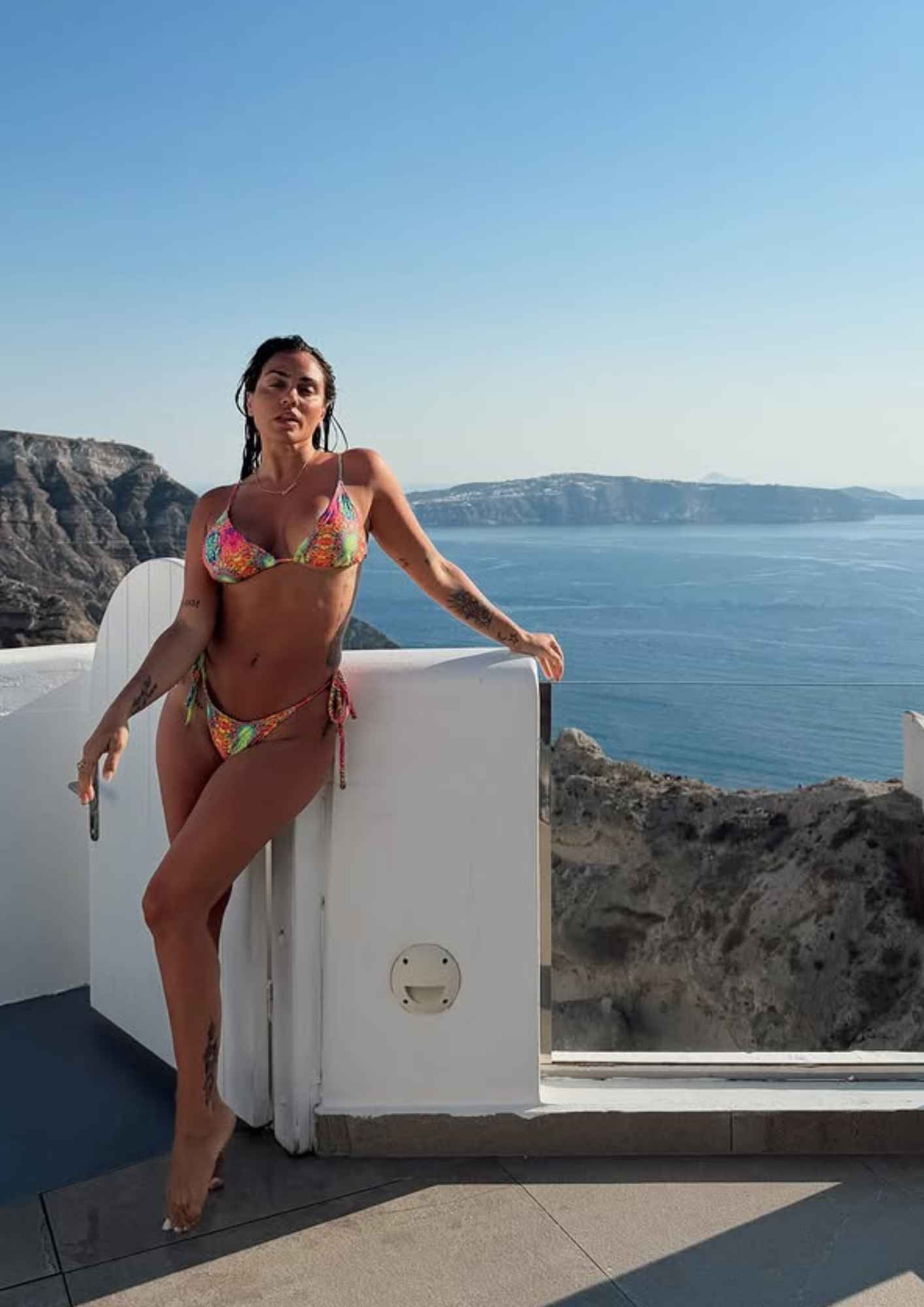 Η Κόνι Μεταξά μοιράστηκε νέες φωτογραφίες από τις διακοπές της στη Σαντορίνη.