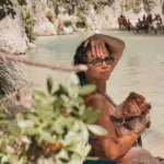 Η Πηνελόπη Πλάκα εντυπωσιάζει στα παγωμένα νερά του Αχέροντα