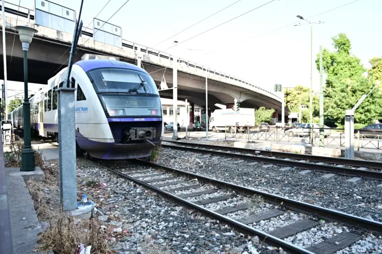Φωτιά στους Αγίους Αναργύρους: Διακοπή δρομολογίων και καθυστερήσεις στον Προαστιακό