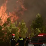 Φωτιά στο Ρέθυμνο: Θρήνος για τους δύο νεκρούς πυροσβέστες  – Εκτός ελέγχου το πύρινο μέτωπο