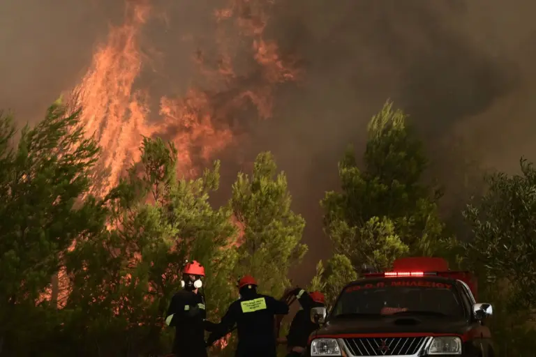 Φωτιά στο Ρέθυμνο: Θρήνος για τους δύο νεκρούς πυροσβέστες – Εκτός ελέγχου το πύρινο μέτωπο