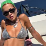 Ρίτα Όρα: Με ασημί μπικίνι και φόντο το Αιγαίο «αναστατώνει» τη Μύκονο