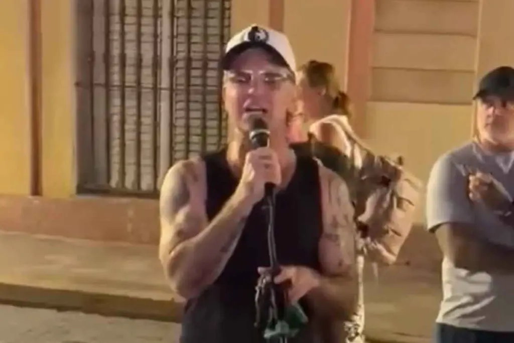 Ο Ρόμπι Γουίλιαμς τραγούδησε το Angels δίπλα σε μουσικό του δρόμου στη Σεβίλλη