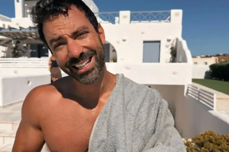 Το χαριτωμένο βίντεο του Σάκη Τανιμανίδη με τις δίδυμες στην παραλία