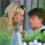Σία Κοσιώνη: Βόλτα με τον γιο της στο κέντρο της Αθήνας