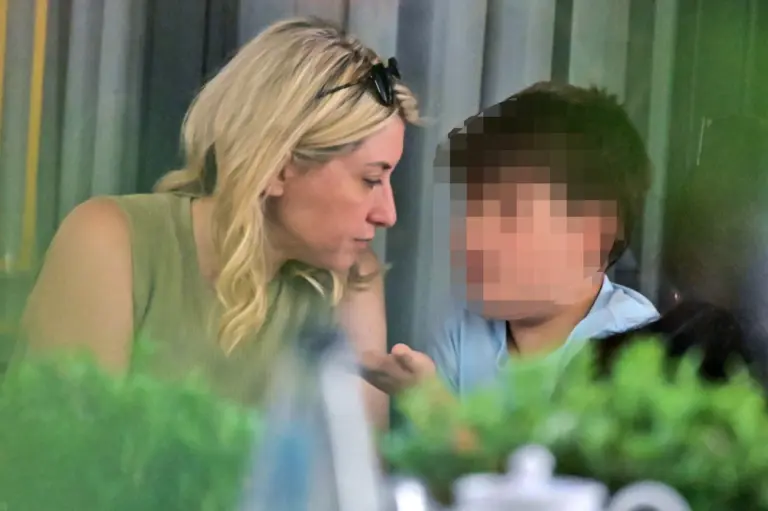 Σία Κοσιώνη: Βόλτα με τον γιο της στο κέντρο της Αθήνας