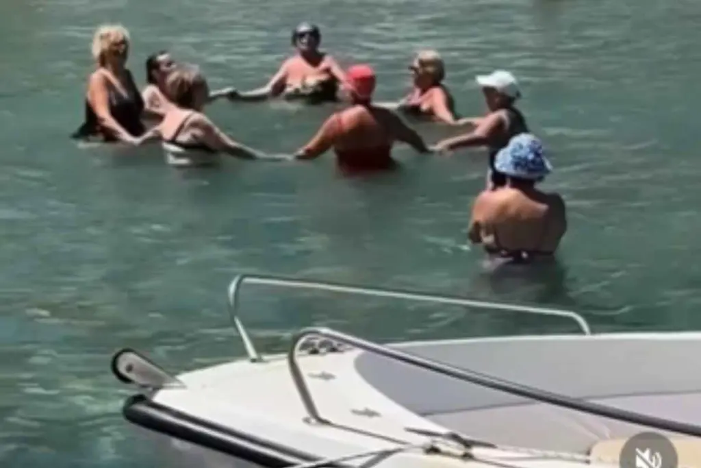 Εφτά γυναίκες χορεύουν το Μήλο μου κόκκινο μέσα στη θάλασσα της Σίφνου