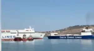 Σύγκρουση δύο πλοίων στο λιμάνι της Σούδας - Βίντεο της στιγμή της σύγκρουσης