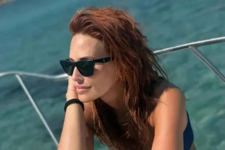 Σίσσυ Χρηστίδου: Ποζάρει με μπλε μπικίνι στην Πάτμο