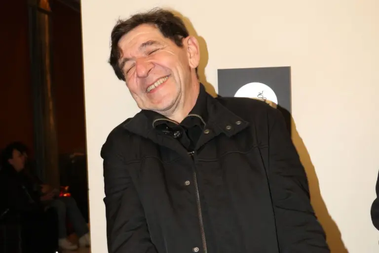 Ο Γεράσιμος Σκιαδαρέσης γίνεται... νταντά