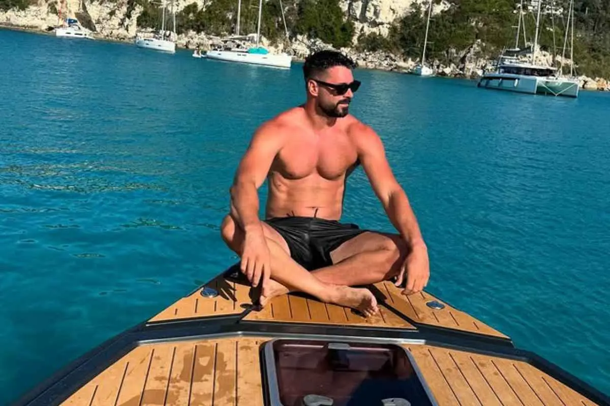 Ο Στέφανος Νεδέλκος φωτογραφήθηκε στην πισίνα με τη βαφτιστήρα της Σίσσυς Χρηστίδου.