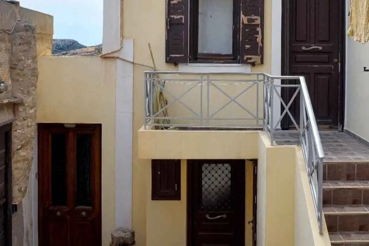 «Νόμιζα ότι ήταν κλέφτης», φέρεται να ισχυρίστηκε ο 41χρονος για τη διασώστρια του ΕΚΑΒ στη Σύρο.