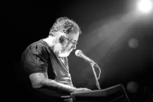 Sold out η μεγάλη συναυλία - αφιέρωμα στον Θάνο Μικρούτσικο στο Δημοτικό Θέατρο Λυκαβηττού