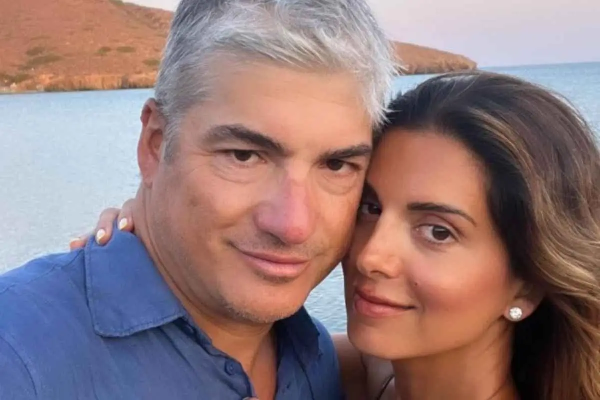 Ο Θέμης Σοφός μοιράστηκε μια τρυφερή φωτογραφία με τη Σταματίνα Τσιμτσιλή για τα γενέθλιά του.