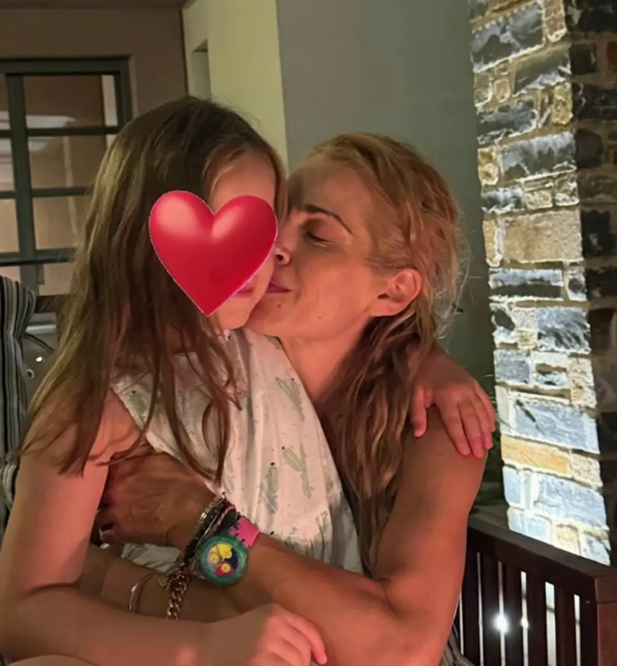 Η Τζένη Μπότση στο σπίτι της με την κόρη της