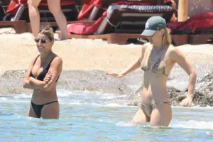Αναστάτωσαν τη Μύκονο με τα μικροσκοπικά μαγιό τους