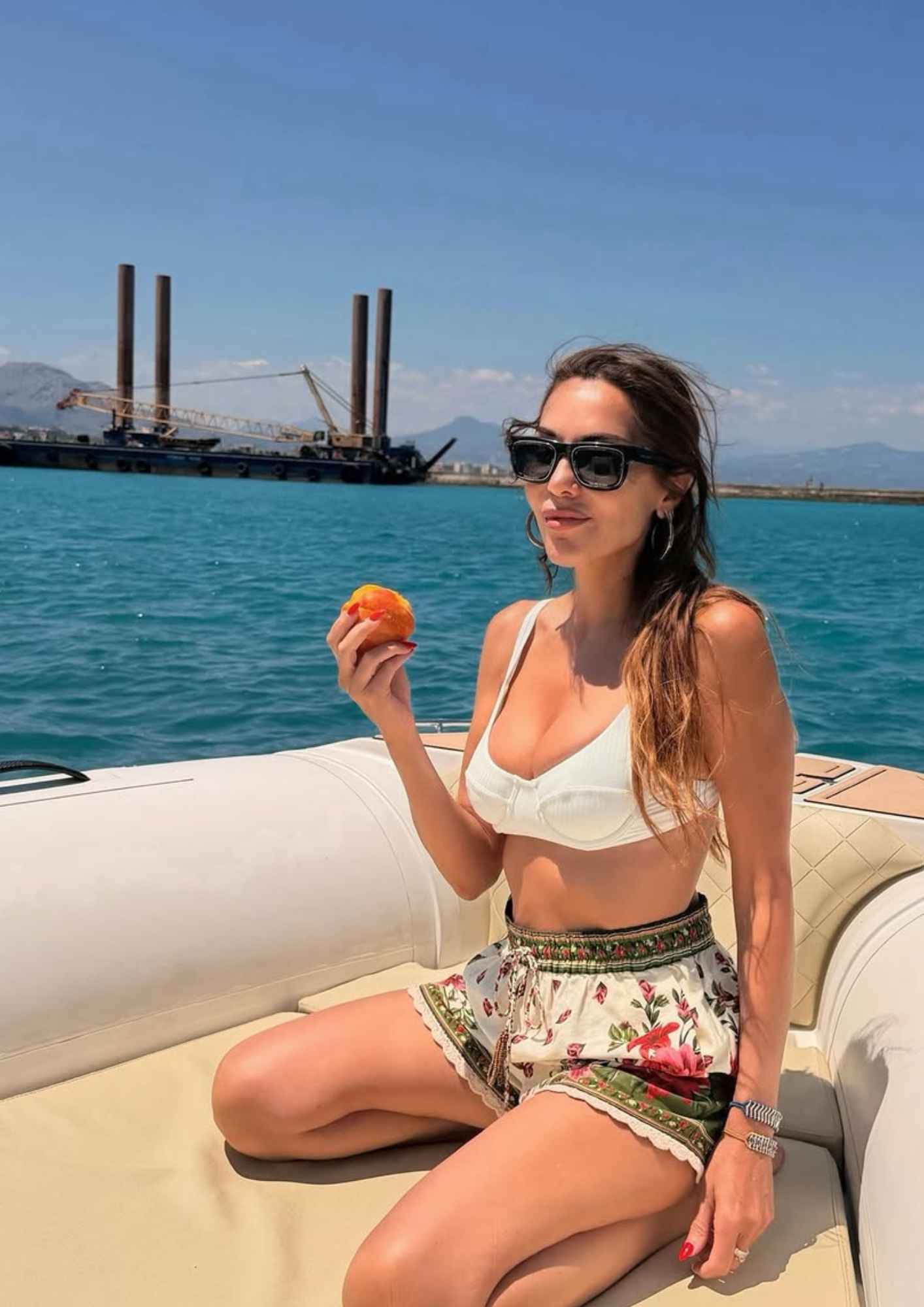 Η Δέσποινα Βανδή και ο Βασίλης Μπισμπίκης συνέχισαν τις διακοπές τους με μια βόλτα με φουσκωτό σκάφος.