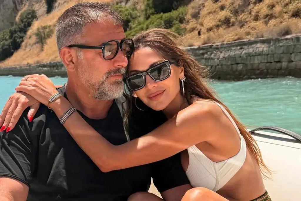 Η Δέσποινα Βανδή και ο Βασίλης Μπισμπίκης σε σκάφος στον Ισθμό της Κορίνθου