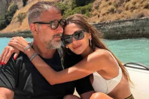 Δέσποινα Βανδή – Βασίλης Μπισμπίκης: Βόλτα με σκάφος στον Ισθμό της Κορίνθου