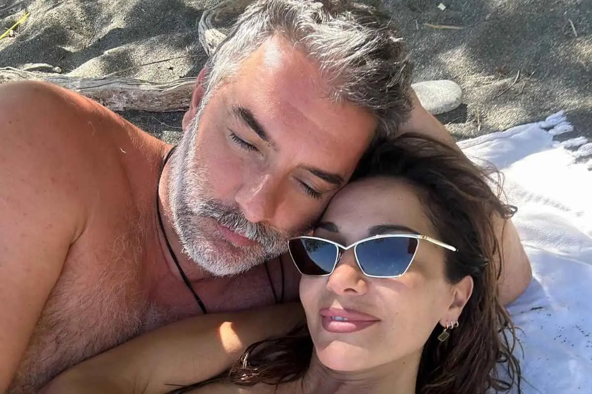 Ο Βασίλης Μπισμπίκης με τη Δέσποινα Βανδή σε κοινή φωτογραφία