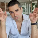 Ο Βασίλης Δήμας πετάει «50άρικα» και σατιρίζει την καθημερινότητα